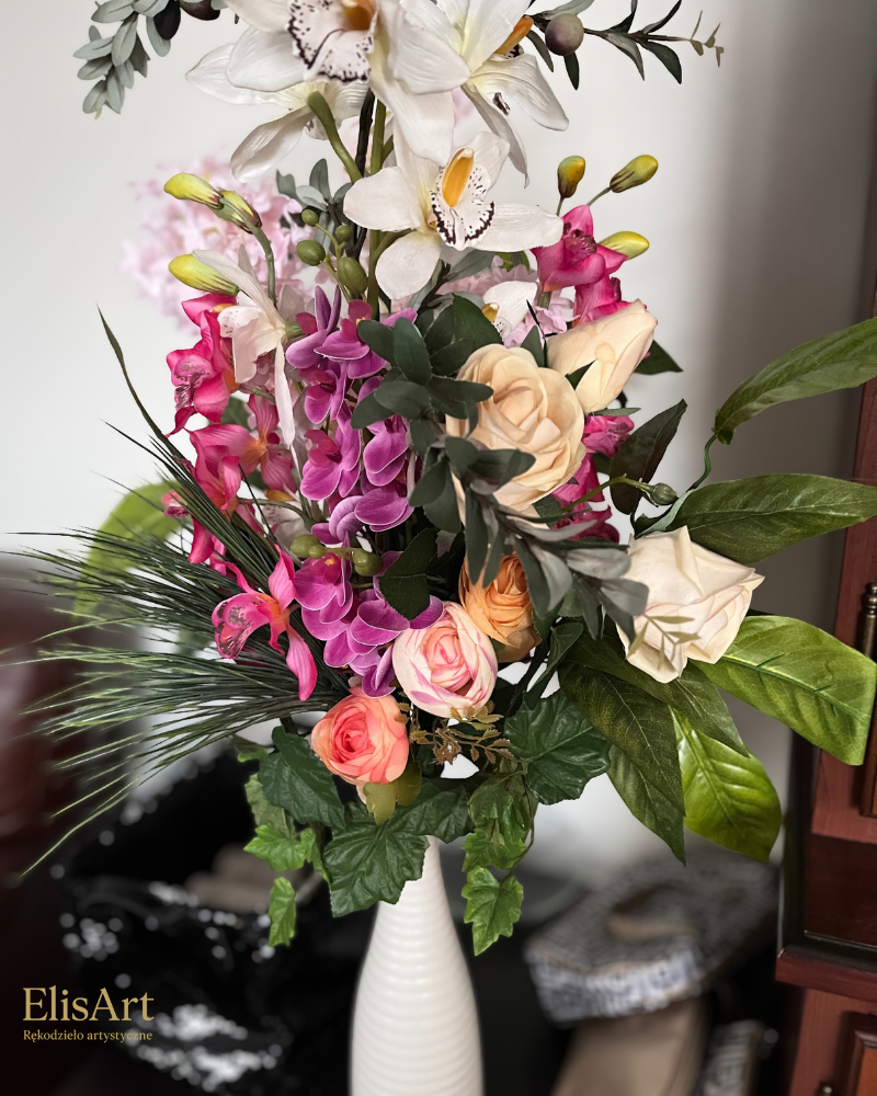 Kwiatowa kompozycja, która wniosła do wnętrza kolor i wyrafinowaną elegancję.