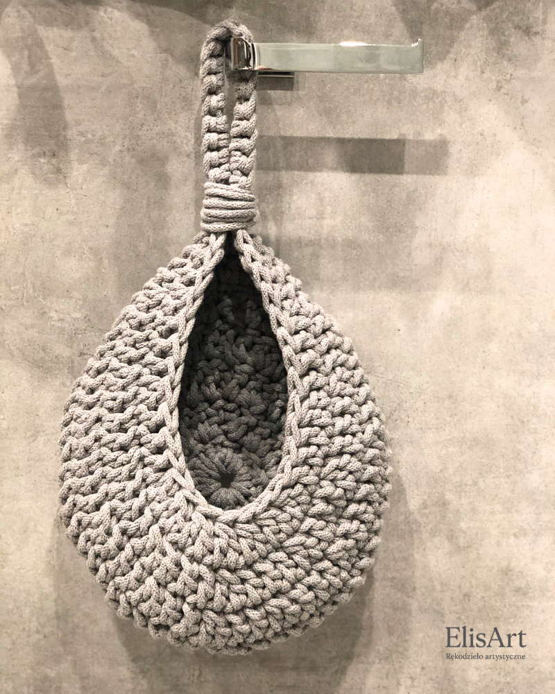 Ręcznie wykonany koszyk z grubego sznurka bawełnianego  - klasyczna forma i ponadczasowy styl - znalazł swoje miejsce w nowoczesnej łazience.