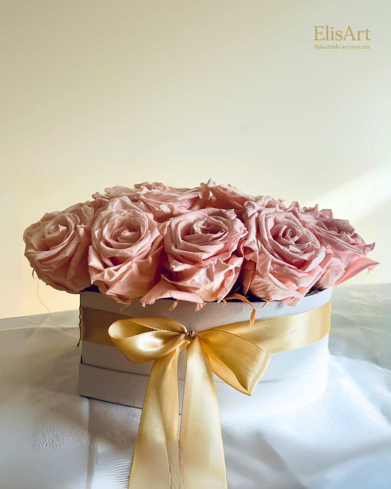 Wieczne róże w pudełku w kształcie serca - wyjątkowy prezent ślubny., który zachwycił Pannę Młodą.